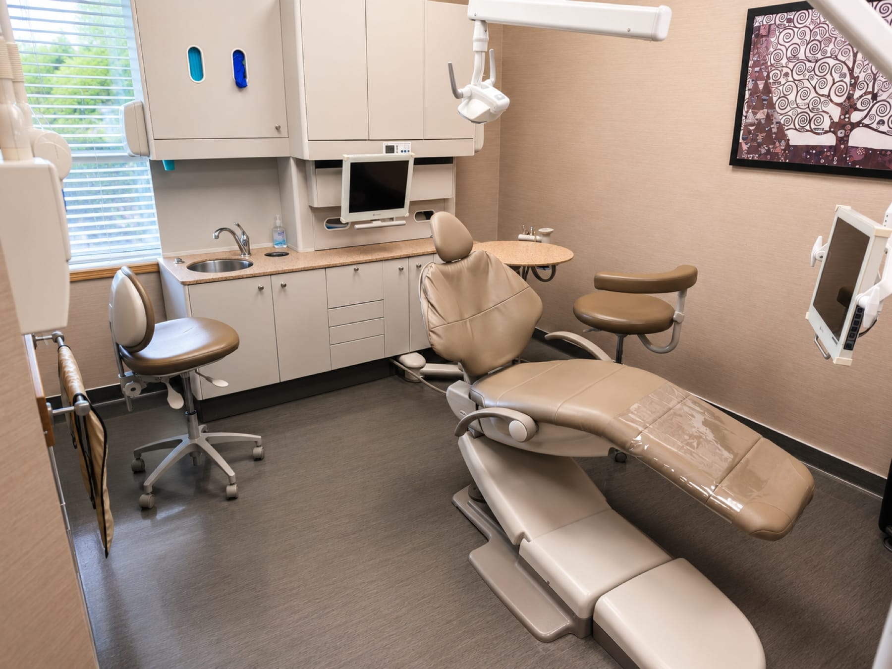 Dental exam room at Crestwood Dental Clinic